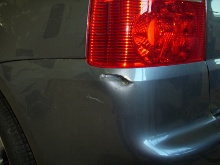 Auto mit einer Beschädigung an der Stoßstange